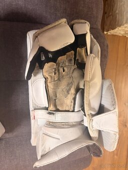 Brankarske hokejove rukavice,kolenacky,suspenzor,prilba - 5