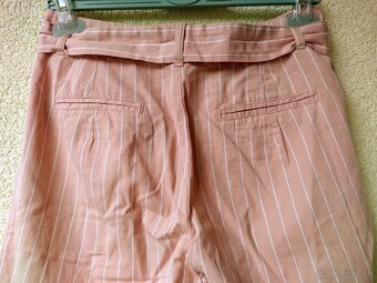 Letné ružové nohavice s látkovým opaskom - 5