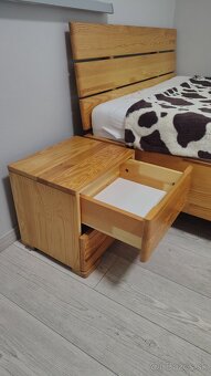 Masívna postel, nočný stolík + komoda - 5