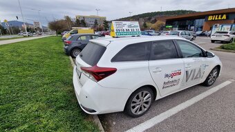 Predám Toyota auris hybrid - 5
