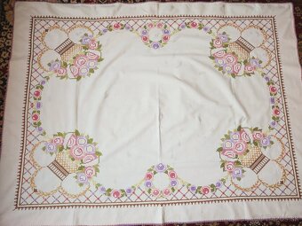 Nádherný biely obrus zdobený veľkými košami s ružovými a fia - 5