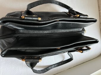 Kabelka čierna so zlatým kovaním. - 5