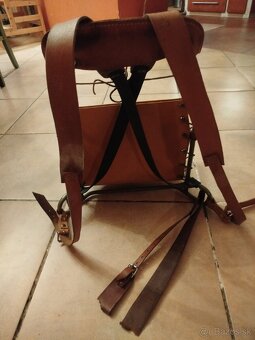 Starý kožený turistický nosič - 5