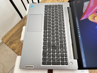 15.6"/Lenovo/8GB RAM DDR5/NvMe SSD 128GB/Intel HD 2GB/- - 5