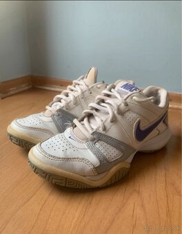 Biele Nike tenisky na šport - 5