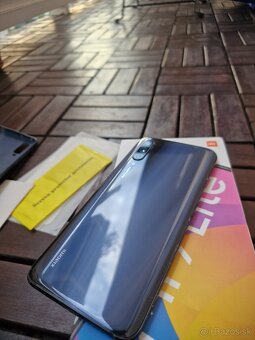 Predám výkonný mobilný telefón Xiaomi Mi 9 Lite 6GB/128GB - 5
