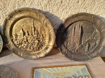Liatinové ozdobné taniere. - 5