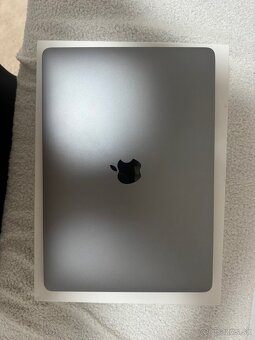 MacBook Pro 13” M2 (2022) – výborný stav + krabica - 5