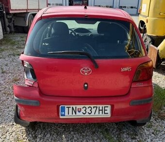 Predám pojazdnú ale havarovanú yarisku 2004 - 5