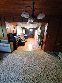 Zaujímavá pekná priestranná murovaná chata v prírode - 5