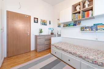 Priestranný byt s pozemkom a 2 park. miestami - 5