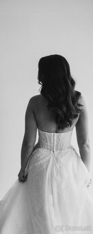 Nadčasové svadobné šaty - 5