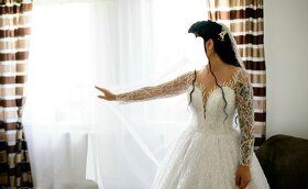 Trblietavé svadobné šaty - 5