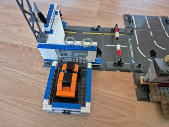 LEGO Racers 8211 Útek z Brick Street - 5