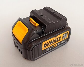 Nástenný držiak na organizáciu batérií DeWalt XR 18V - 5