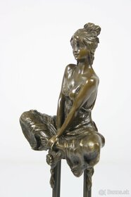 Bronzová socha mladej dámy na barovej stoličke, 29cm - 5