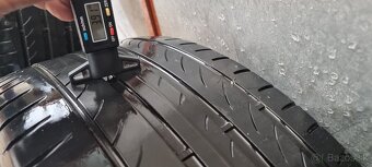 Predám 2xletné pneumatiky Pirelli 235/50 r19,dezent do 4mm. - 5