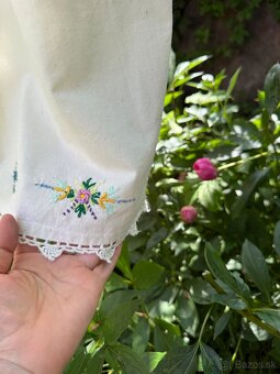 ručne vyšívané šaty - 5