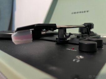 Štýlový gramofón Crosley v krásnej farbe - 5