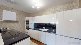 Jedinečný trojizbový byt s dvoma balkónmi v centre Malaciek- - 5