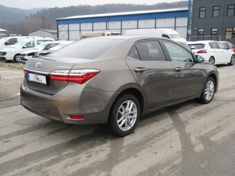 Toyota Corolla sedan - 5