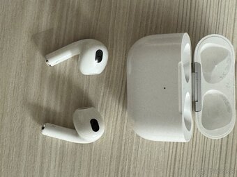 Apple AirPods (3. generácia) s MagSafe nabíjacím puzdrom - 5
