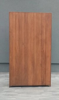 Knižnica so 4 policami. - 5