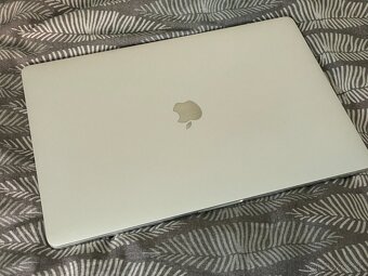 MacBook Pro 2018 15", 16GB RAM, 256GB SSD - 5