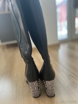 Kožené čierne čižmy s ozdobným podpätkom - 5