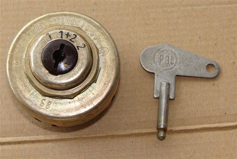 Tatra 813-manžeta rýchlostnej  páky,zásterky,ručná brzda - 5