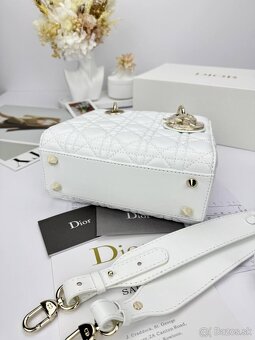 Elegantná biela kabelka so zlatými detailmi - 5