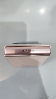 Predám Samsung galaxy Z Flip 3 5g poškodený display - 5