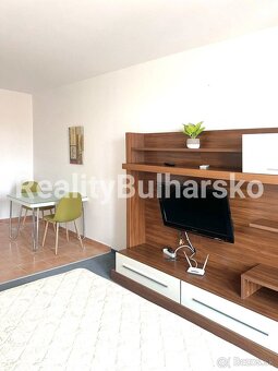 Plně zařízené studio (1+kk, 46 m²) s balkonem s krásným výhl - 5