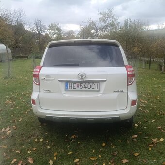 Predám Toyota RAV4 2,0 benzín 116kw 4x4 , biela perleť - 5