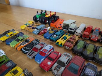 Hot Wheels - 64 autíčok (použité) - 50 € - 5