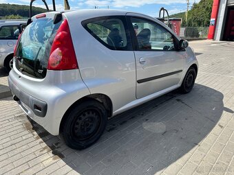 Peugeot 107 1l benzín 50kw predám/prenájmem - 5