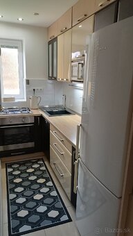Kuchynská linka so vstavanými spotrebičmi a chladničkou - 5