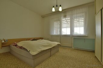 Ponúkame na predaj rodinný dom s garážou a veľkým pozemkom v - 5