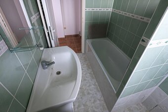 RD s dvomi bytovými jednotkami 7 izbový - 5