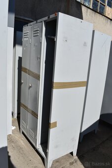 3-dverová šatníková skriňa s dlhými dverami a nožičkami - 5