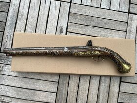 Stará pištoľ zdobená striebrom - 5