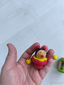 malé drevené hračky - píšťalka, hrkálky i nádobka na zúbok - 5