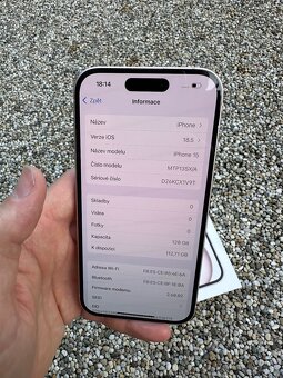 iPhone 15 - baterie 100% - 5