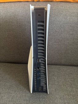 Predám PlayStation 5 Slim (s mechanikou) + ovládač + hra - 5