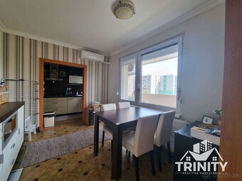 Novinka - Na predaj kompletne zariadený 4-izbový byt s balkó - 5