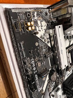 rezervovaná ASROCK AM5 DDR5 3x m.2 mATX A620M PRO RS - 5