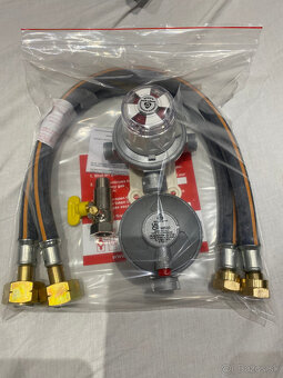 Regulátor tlaku plynu na dve plynové fľaše. NOVÝ + FA - 5