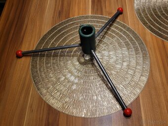 Predám 2 pevné, kovové stojany na vianočné stromčeky - 5