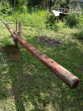 Predám starý drevený záhradný pluh - 5