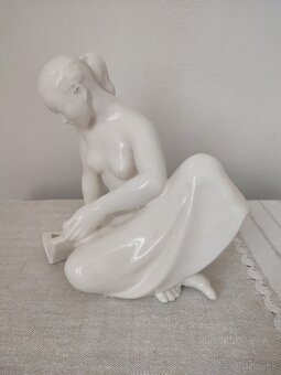 Keramia žena s knihou keramická soška 28 cm
- 5